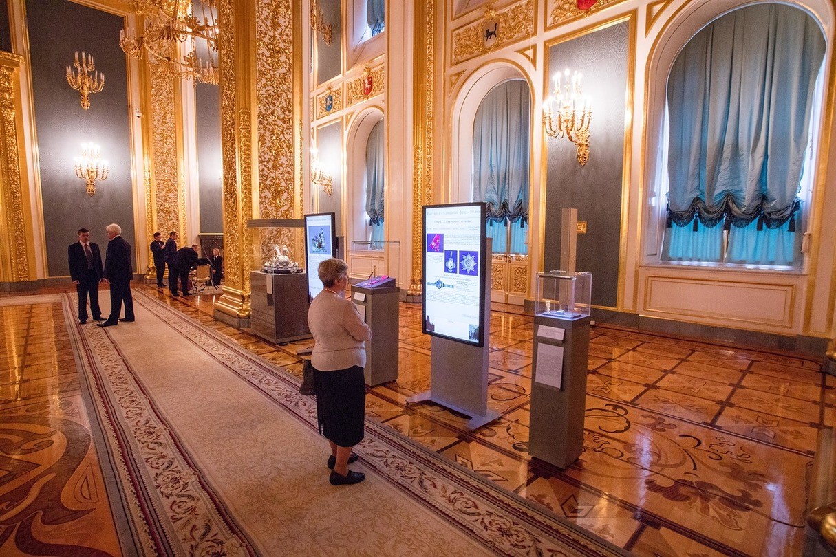 Кремлевские фонды. Алмазный фонд Московского Кремля. Алмазная палата в Кремле. Алмазный фонд Московского Кремля экскурсии. Выставка алмазного фонда в Кремле.